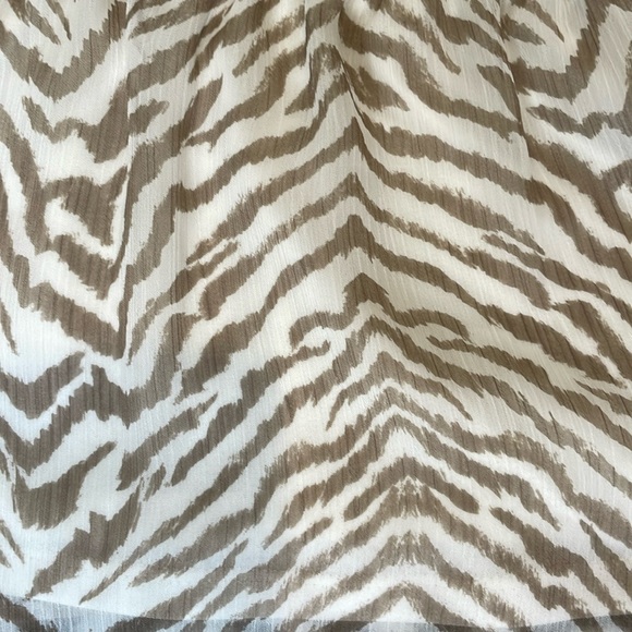 EXPRESS Women’s shear blouse tan/white - Picture 3 of 4